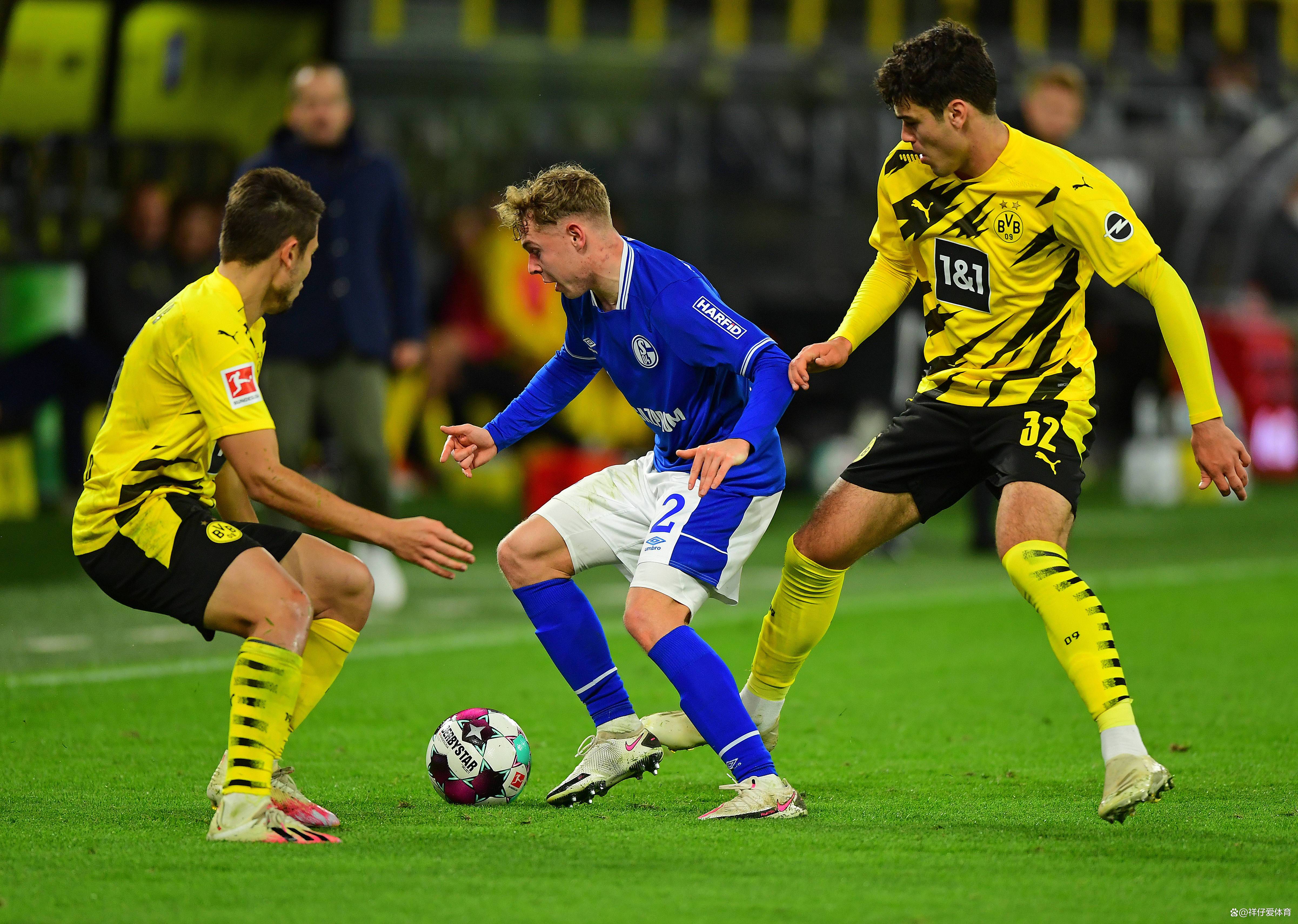 热血沸腾的比赛,足球运动员全力以赴 热血沸腾的比赛,足球运动员全力以赴