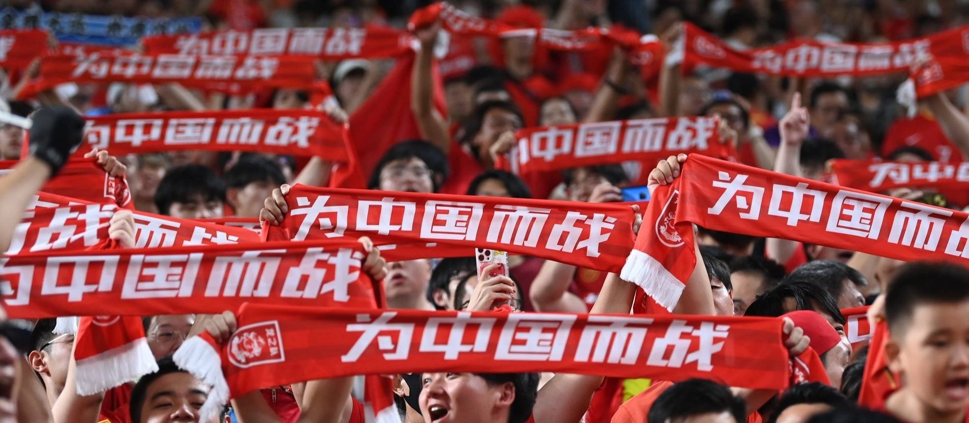 热血沸腾的比赛,足球运动员全力以赴 热血沸腾的比赛,足球运动员全力以赴