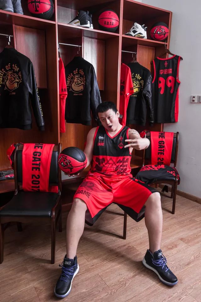 一触即发的紧张对决，球场上的风云变幻的简单介绍